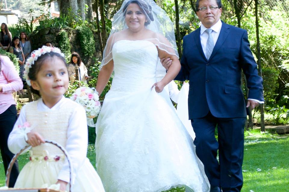 Foto de novia camino al altar.