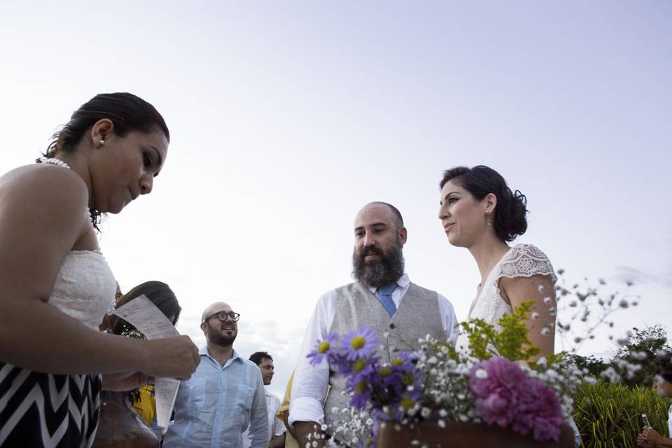 Novios en boda civil.