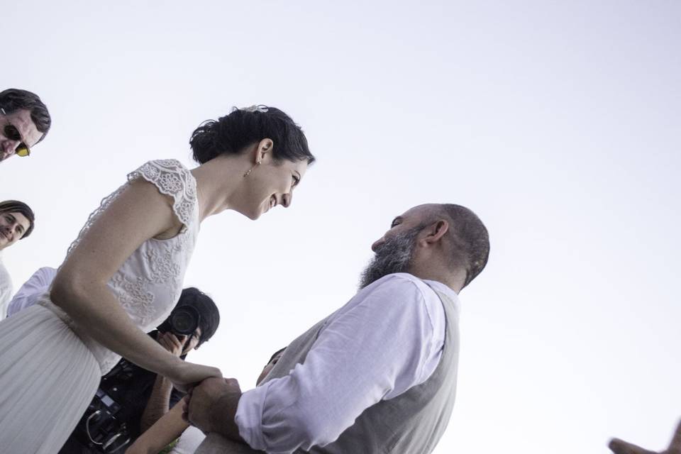 Foto de novios en ceremonia.