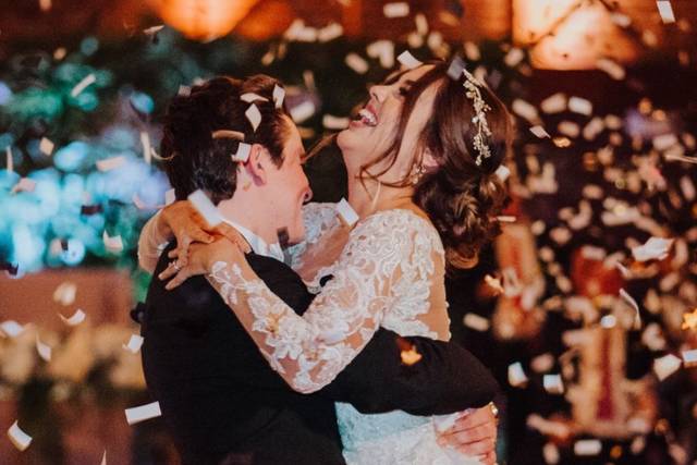 Novio cargando a la novia