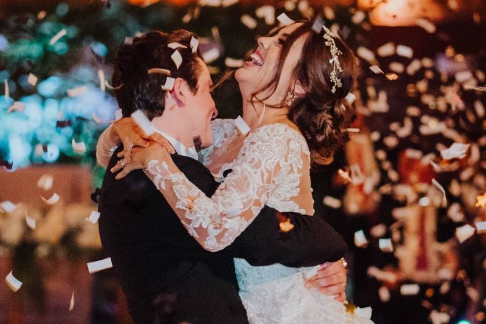 Novio cargando a la novia