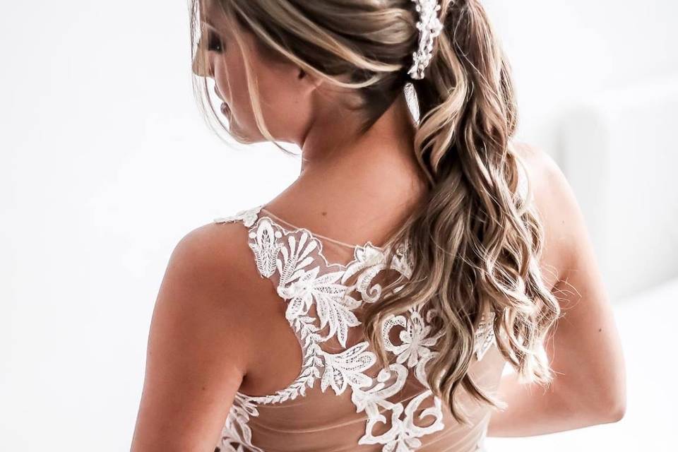 Pony tail bride