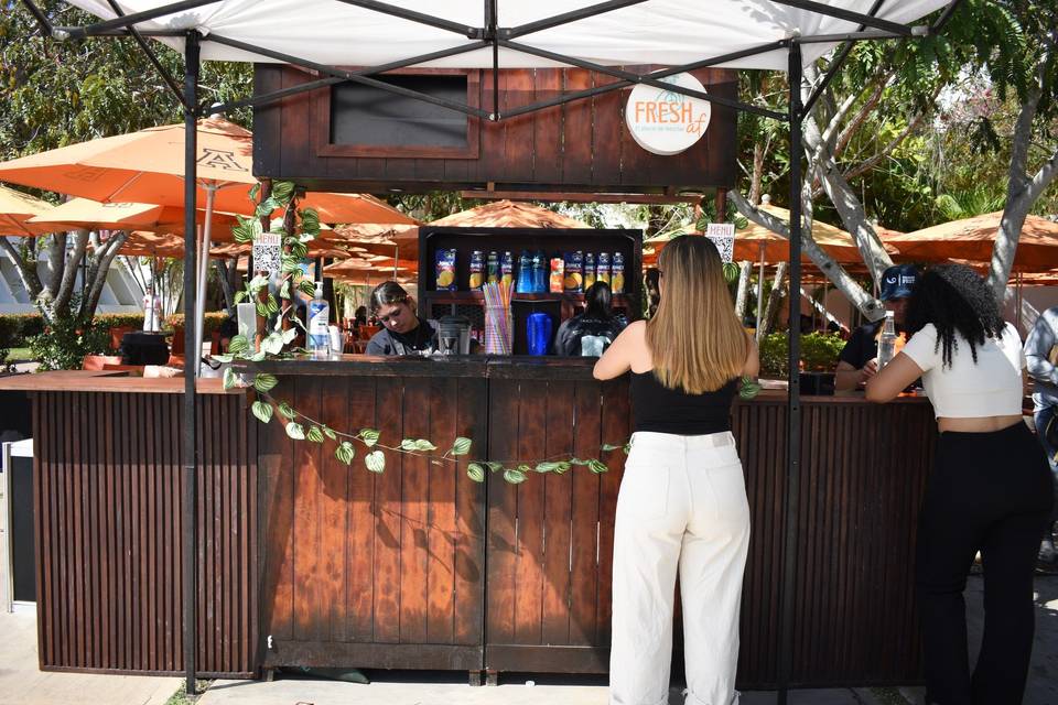 Barra de bebidas con chicas pidiendo