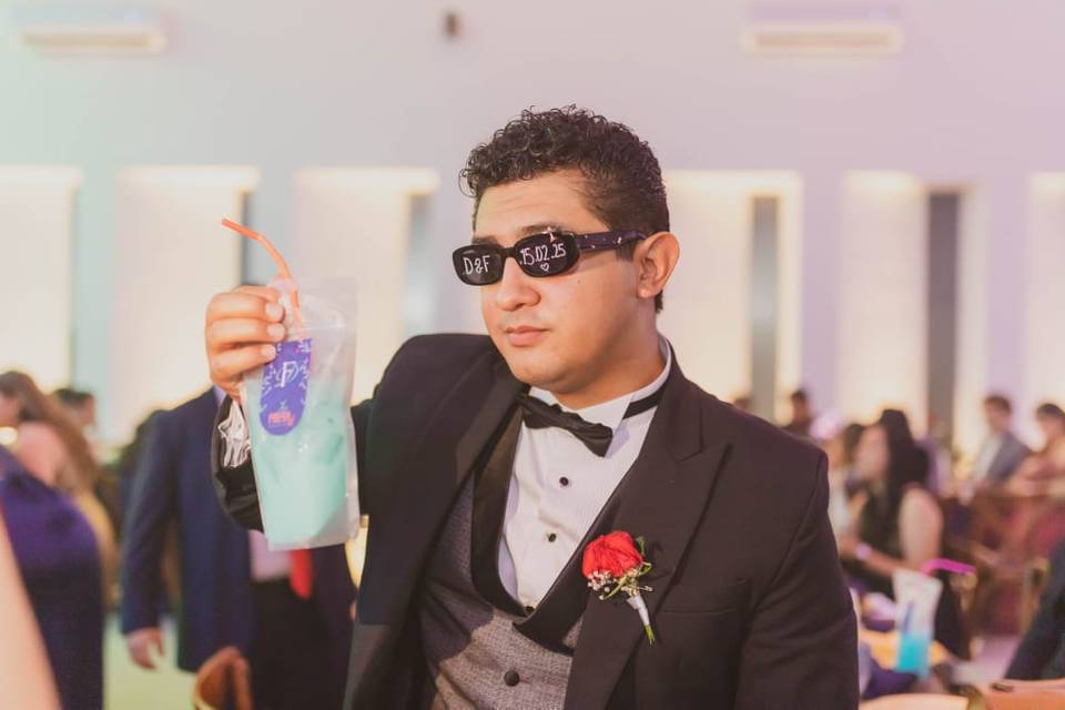 Novio con coctel