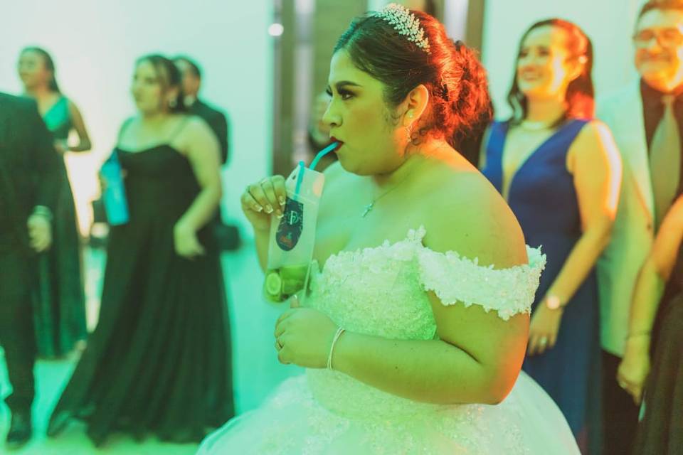 Novia con cóctel