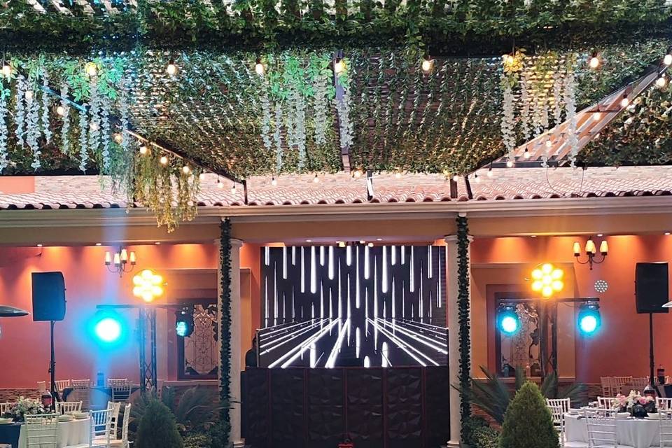 DJ, pantallas y pista de baile