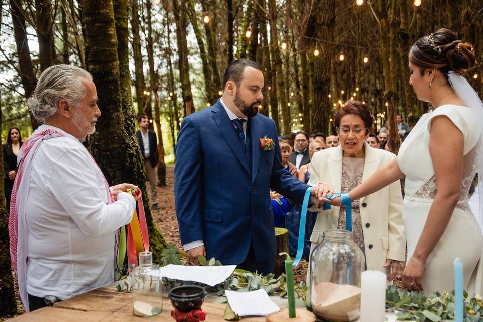 Ceremonia de la arena en el bosque