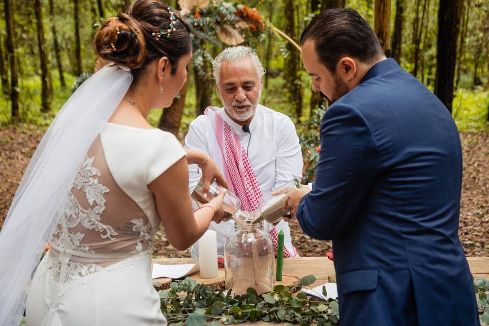 Novios casándose en el bosque