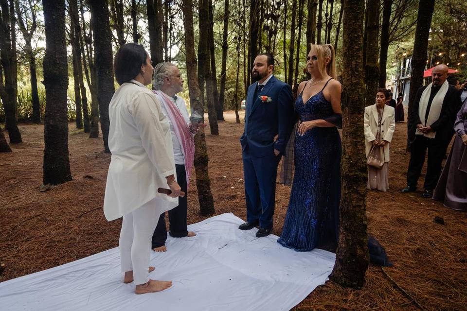 Ceremonia nupcial en el bosque