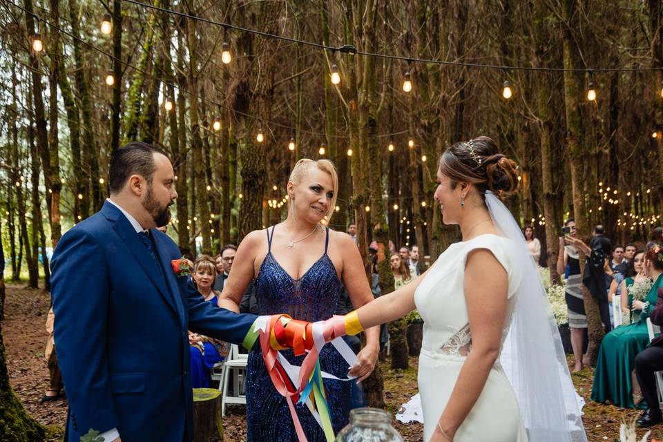 Novios haciendo ceremonia simbólica en el bosque