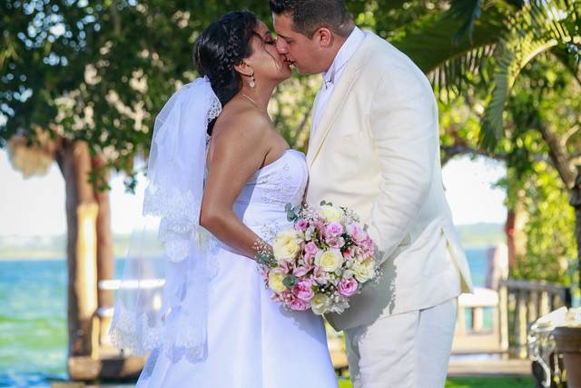 Novios besándose en el jardín