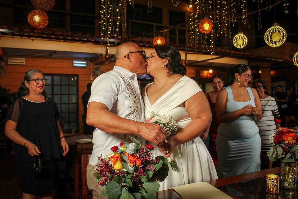 Pareja besándose