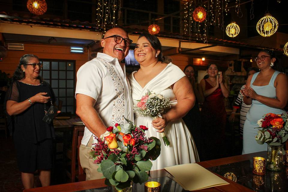 Pareja rodeada de sus invitados