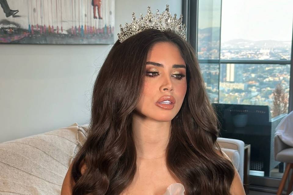 Novia con cabello largo y corona