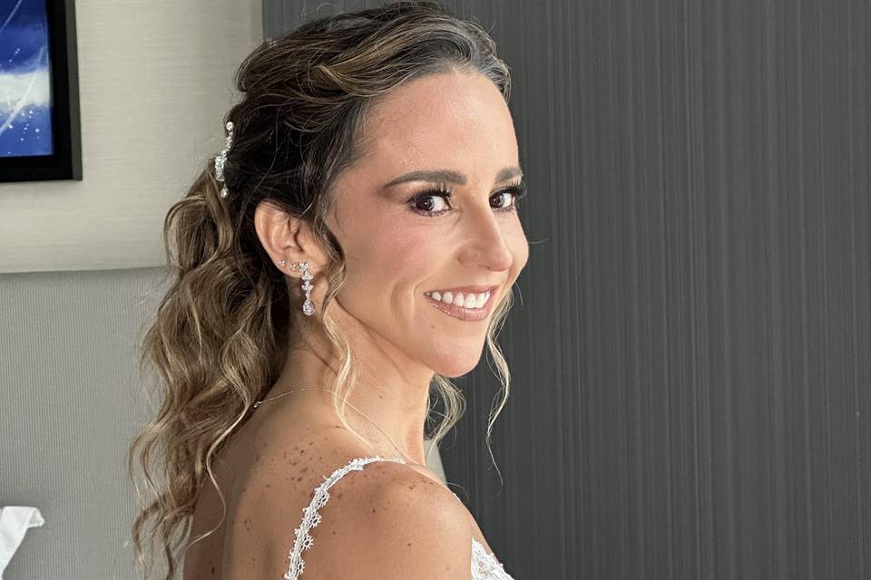 Novia sonriendo con una cola de cabello