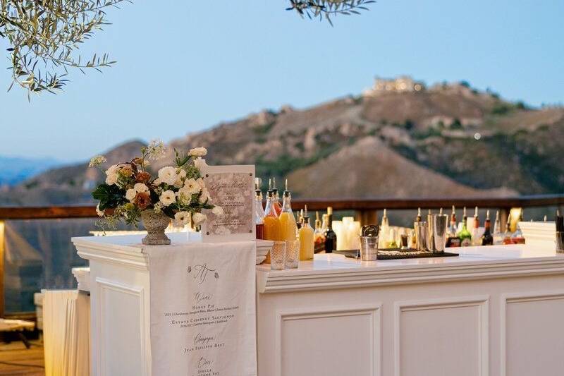 Mesa blanca con flores y velas