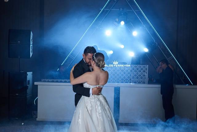 Novios bailando entre humo