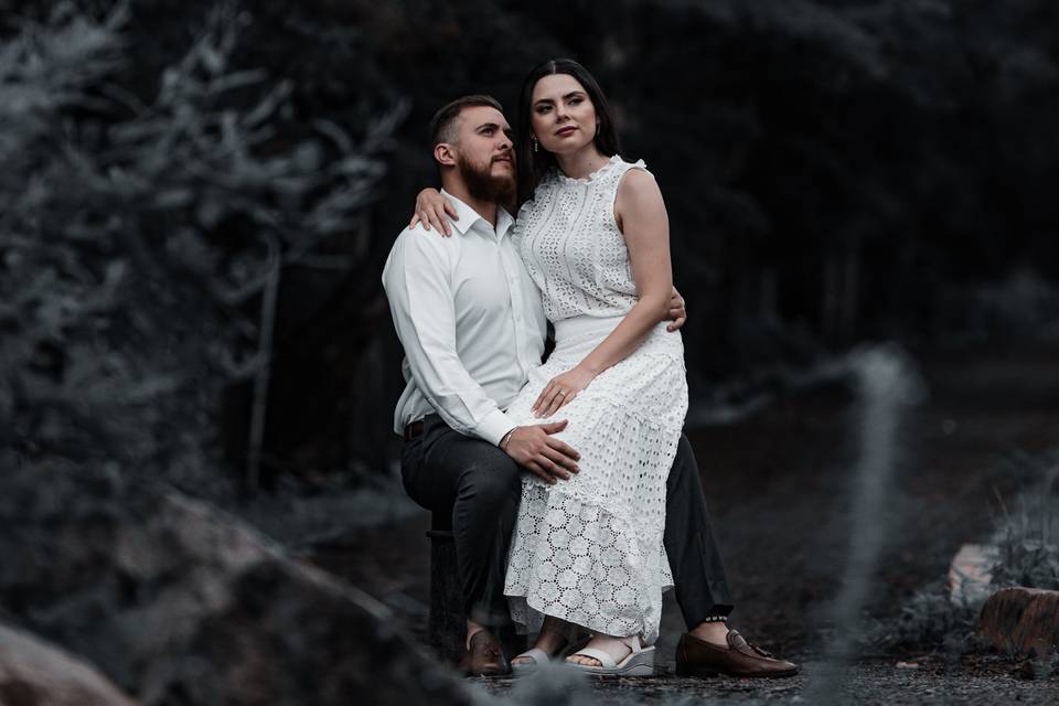 Novia sentada en la pierna del novio