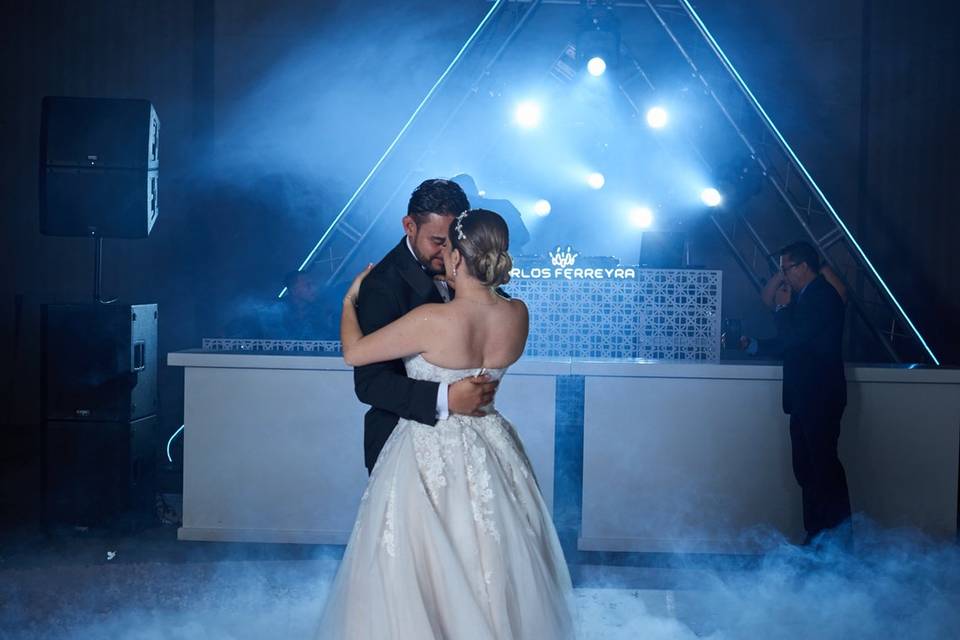 Novios bailando entre humo