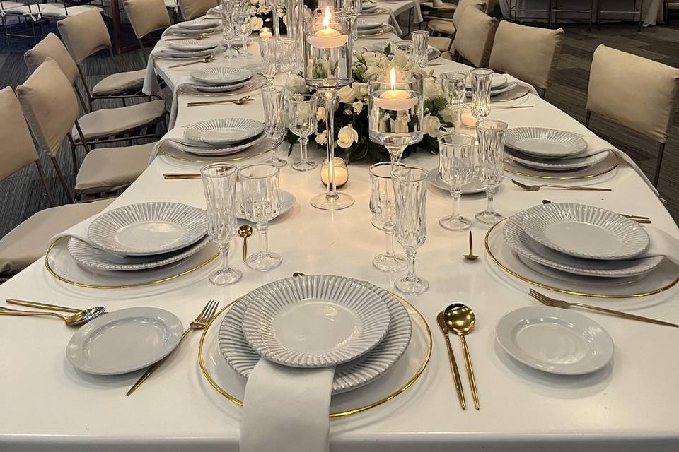 Mesa con vajilla blanca