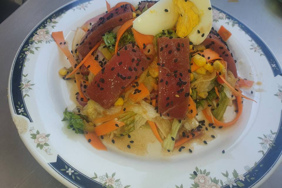 Ensalada de atún fresco