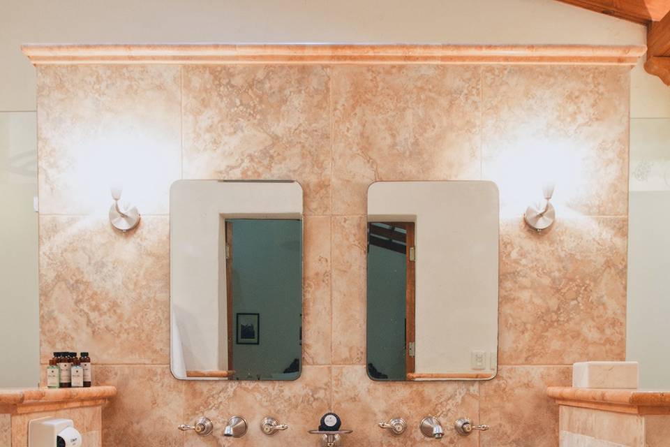 Baño doble lavabo
