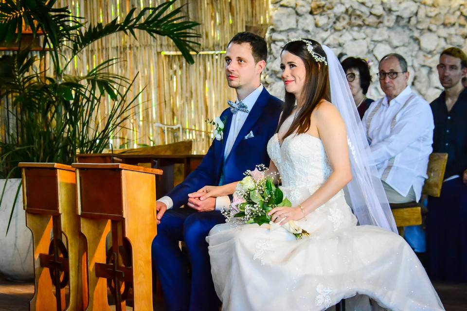 Novios en la iglesia