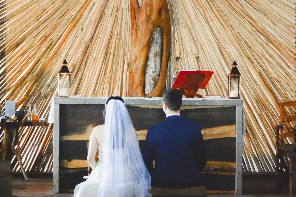 Novios en la iglesia