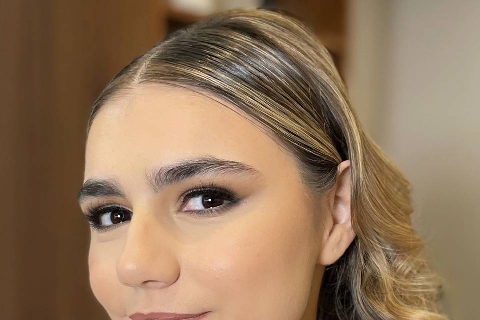 Maquillaje y peinado para dama