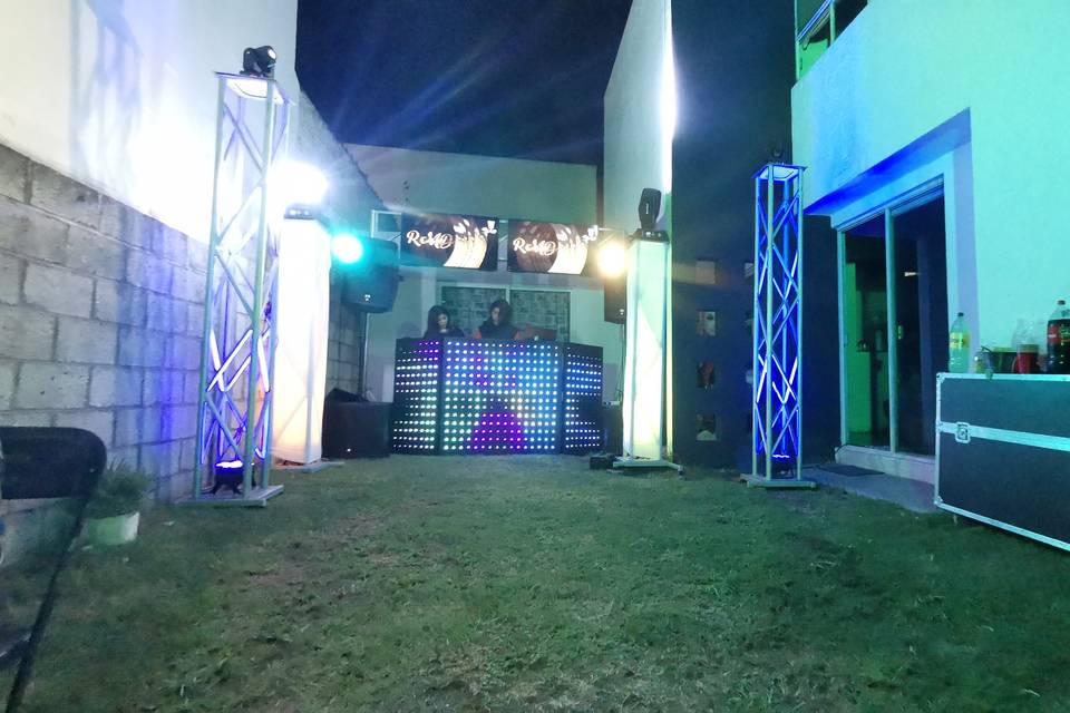 Imitadores, cantantes, luces