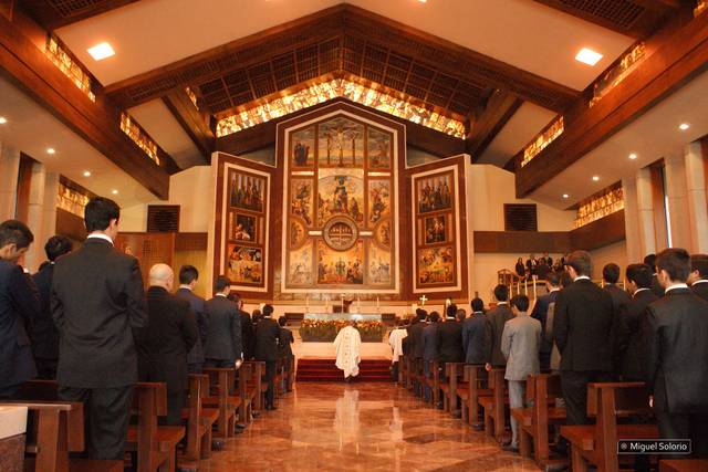 Antes de ingresar a la iglesia