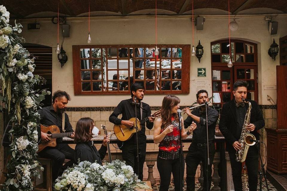 Tocando en un patio