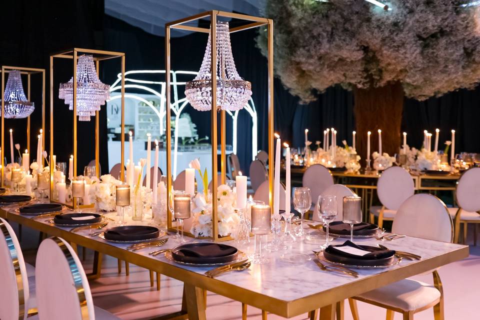 Mesa con candelabros como decoración