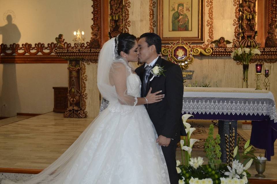 El beso en el altar