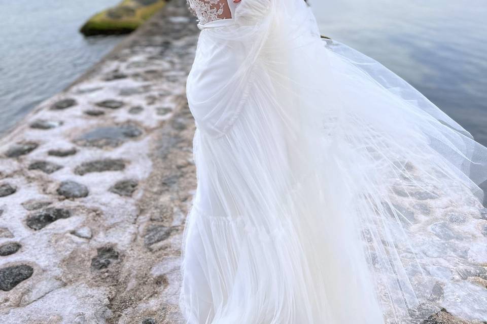 Novia de perfil frente al mar