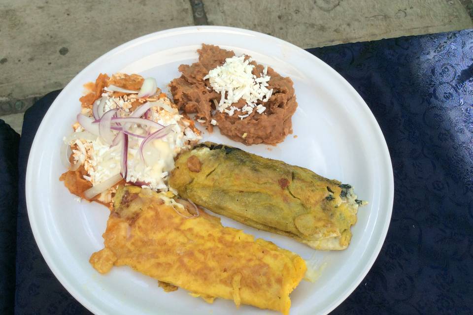 Omelets frijol y chilaquiles