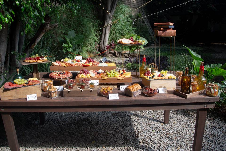 Mesa de quesos y carnes frías