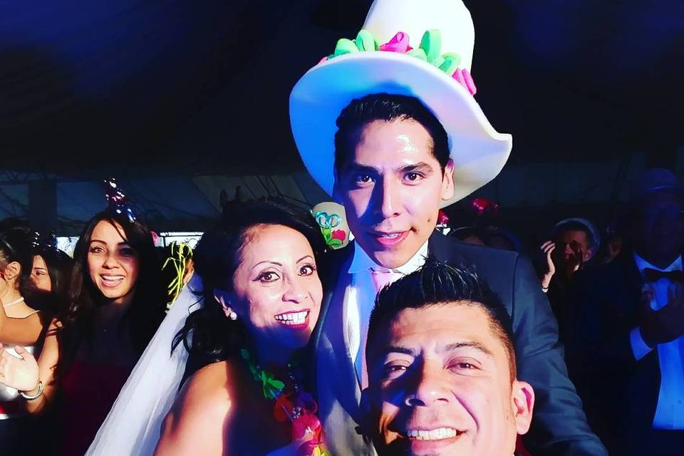 Novios con animador de fiestas