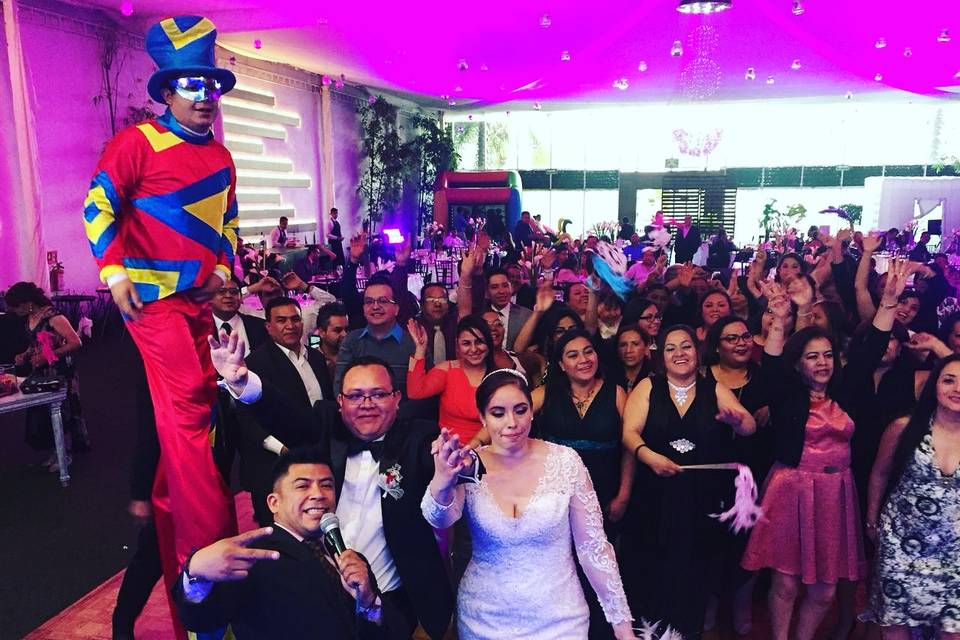 Baile con invitados y zanquero
