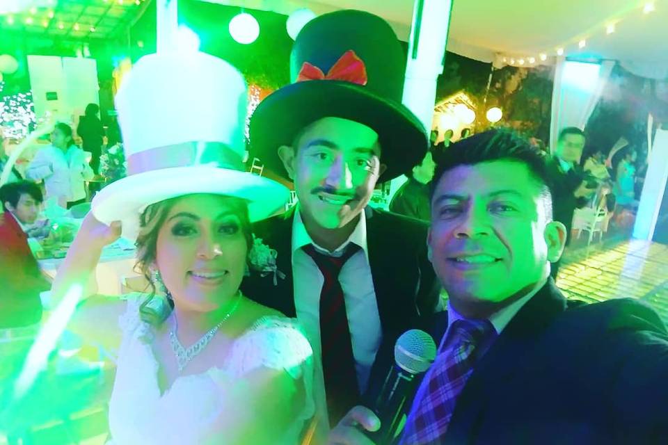 Novios con sombreros gigantes y animador