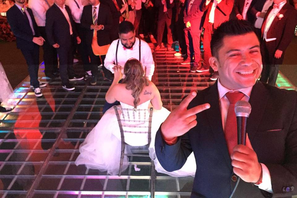 Novios en el centro de la pista y animador