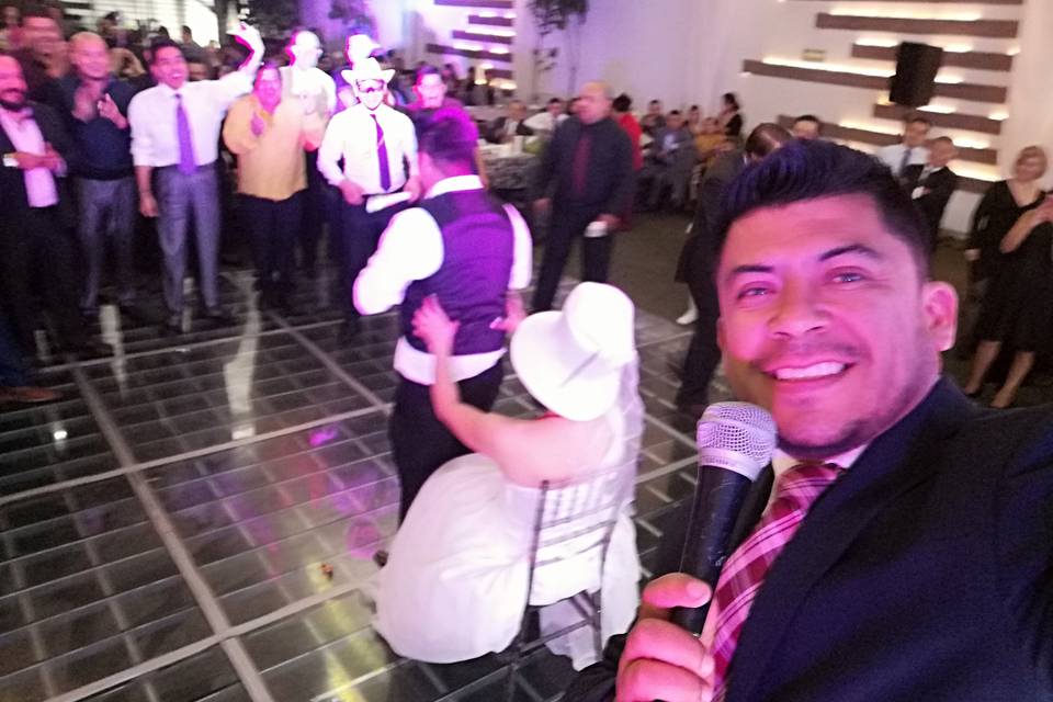 Novia sentada en medio de la pista con el novio