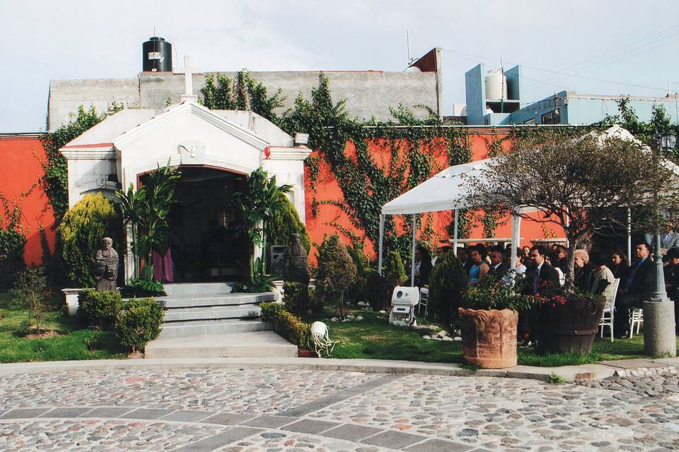 Capilla y jardín para civil