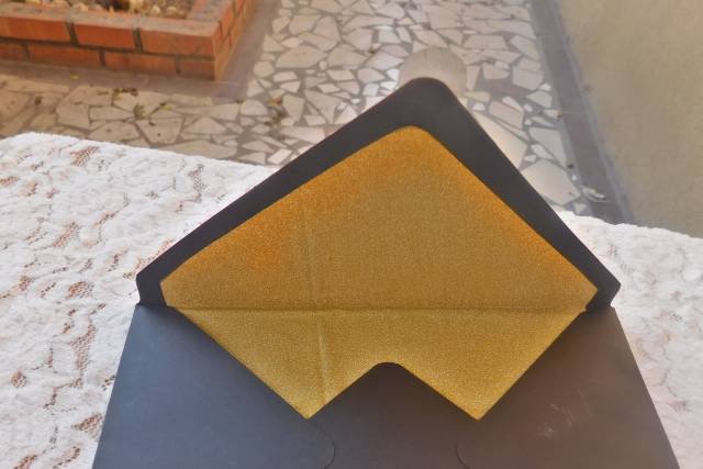 Sobre negro con dorado