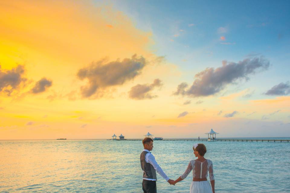 Pareja disfrutando atardecer