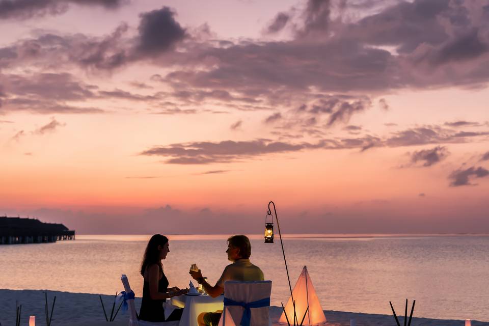 Cena romántica en la playa con luces