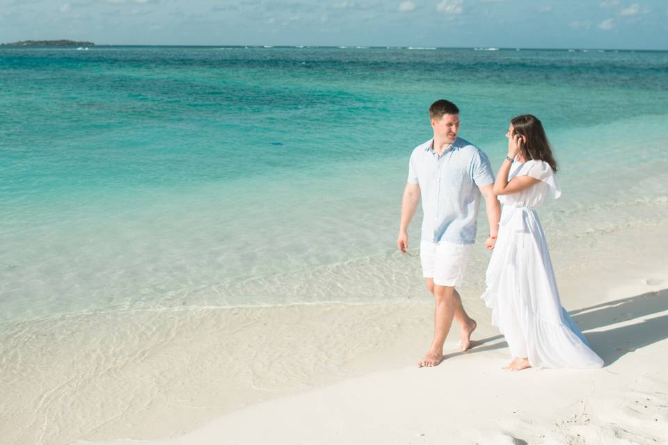 Pareja caminando en la playa