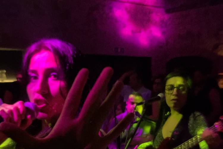 Cantando y tocando en el show