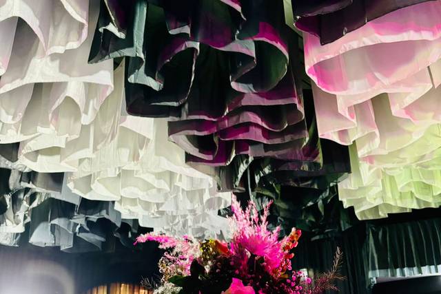 Decoración con flores y telas en el techo