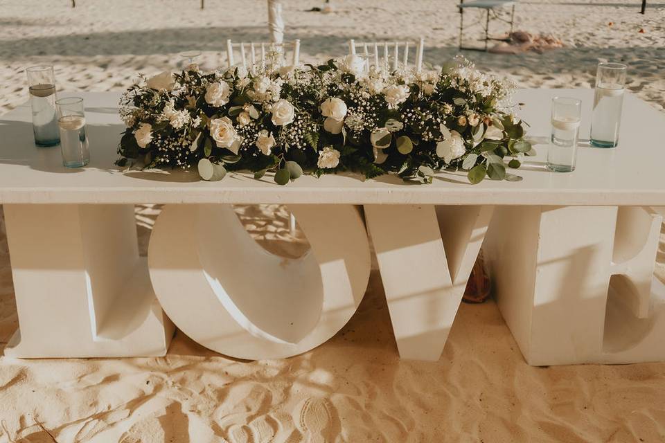 Mesa de novios con flores